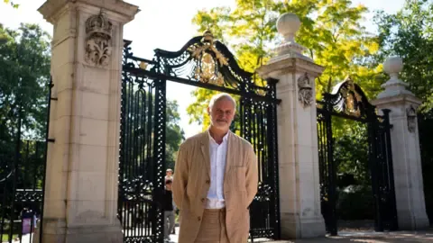 Sculptor Plans to Reflect Royal's Dignity in Monument