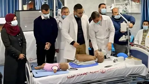 Pioneering Cohort of Scholars Extracted from Gaza to Undertake Studies in the United Kingdom