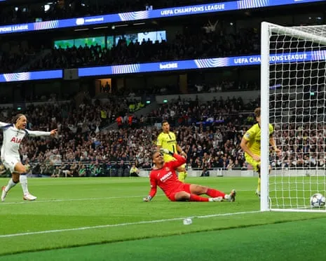 Goalkeeper Luiz's Costly Error Hands Spurs Opening-Night Victory